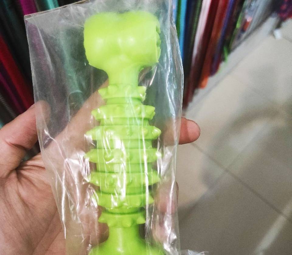 Igračka za pse kost zelena rebrasta